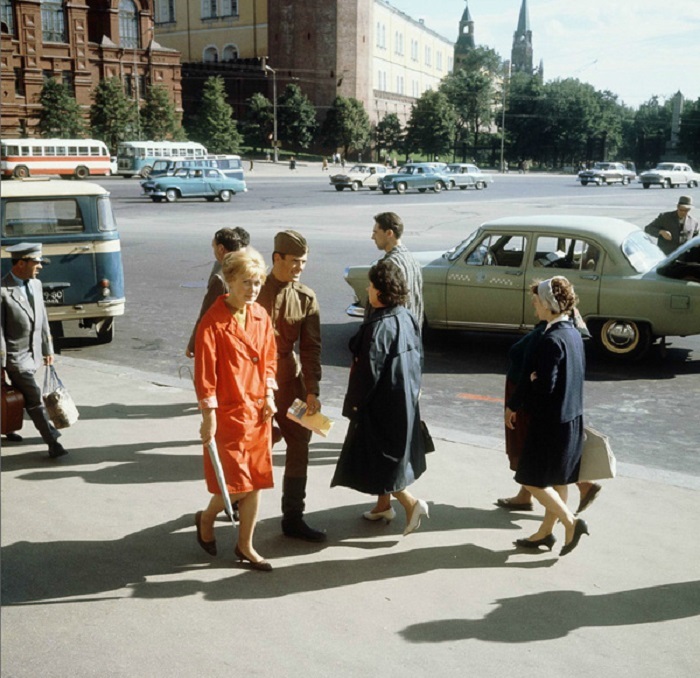 Одна из самых больших площадей в центре Москвы. СССР, 1965 год.