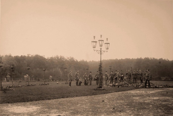 Группа егерей около оленей, убитых во время охоты в 1894 году.