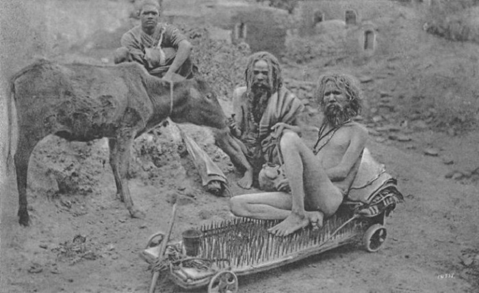 Йог, сидящий на иглах. Индия, конец XIX-начало XX века.  