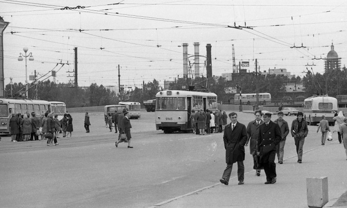 Люди, садящиеся на трамвай. СССР, Ленинград, 1971 год.