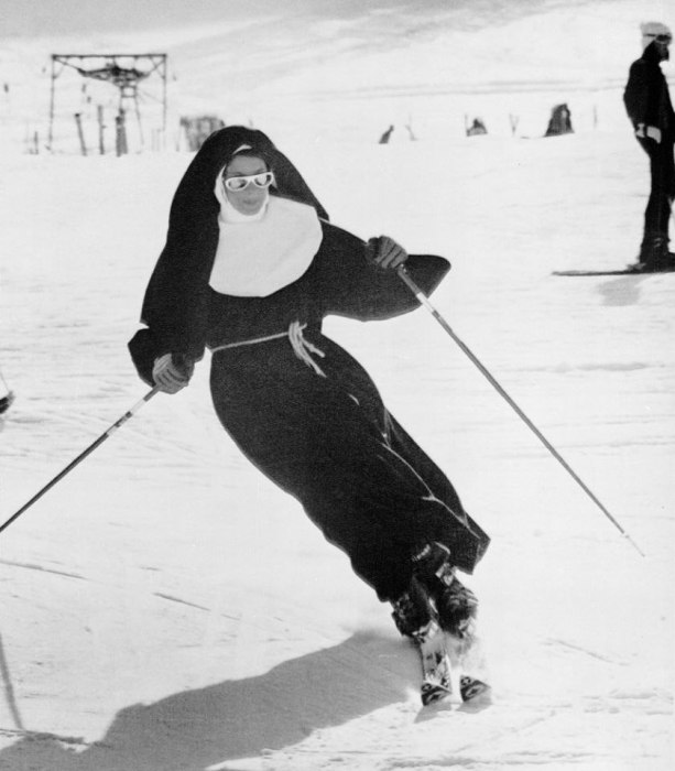 Монашка, которая катается на горнолыжном курорте. Италия, 1975 год. 
