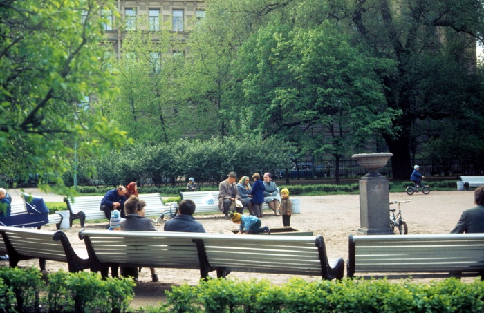 Люди, отдыхающие в парке возле Смольного института благородных девиц. СССР, Ленинград, 1977 год.
