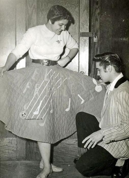 Элвис с фанаткой в 1956 году.