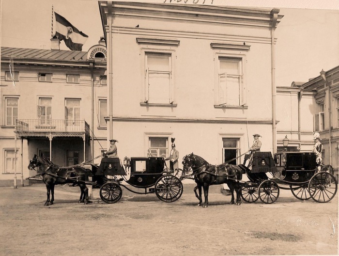 Кареты, запряженные парами лошадей, с кучерами и форейторами, подготовленные для участников торжественной коронации, на территории Кремля.