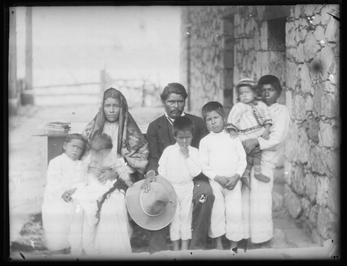 Семья метисов. 1892-1898 годы. Фотография Карла Люмхольтца.