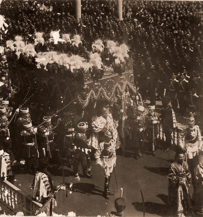 Торжественное шествие императора Николая II после окончании церемонии коронации в Успенском соборе Кремля.