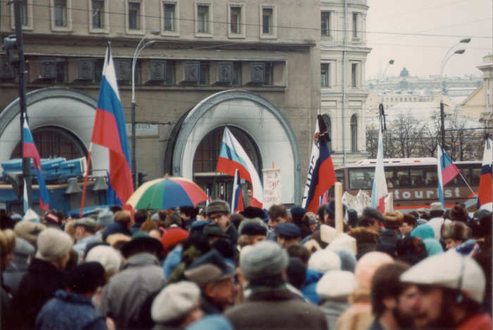 Протестующие с российскими флагами. 