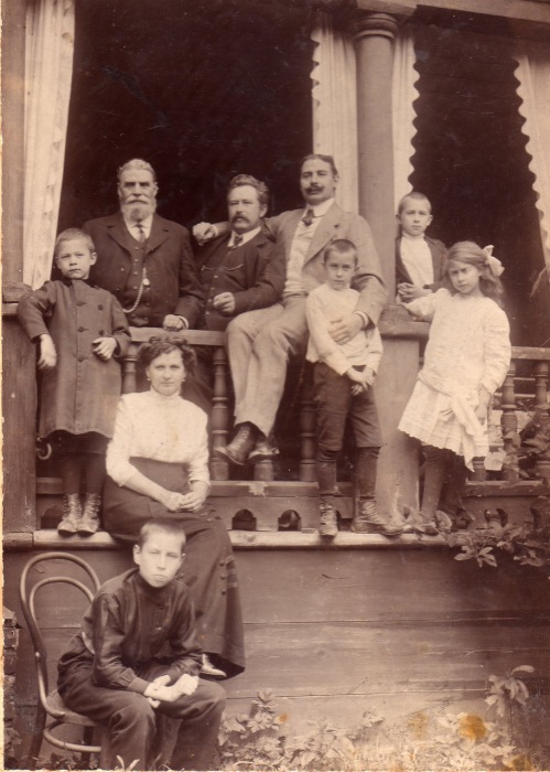  Семья Воробьевых на даче с друзьями. 1909 год. 
