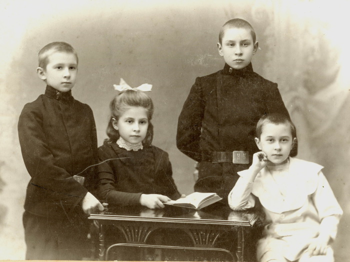 Дети Воробьевых Константин, Анна, Василий и Александр. 1910 год. 