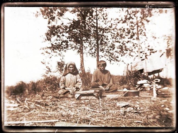 Мужчина и женщина занимающиеся привычной работой в районе реки Вах. Нижневартовский район, Ханты-Мансийского автономного округа, 1912 года. 