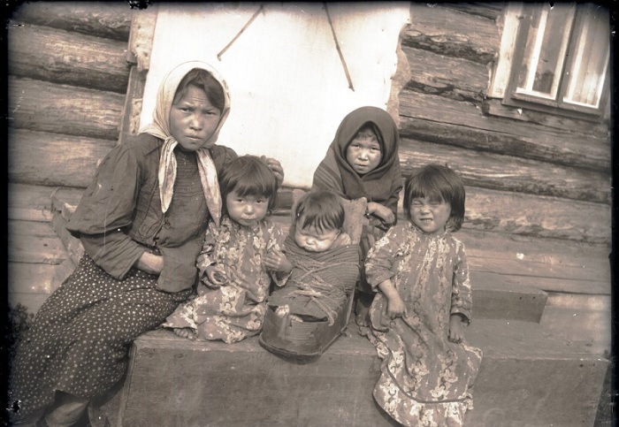 Дети инородцы - остяки возле дома. Ханты-Мансийский автономный округ, Нижневартовский район, село Ларьяк, 1912 год. 