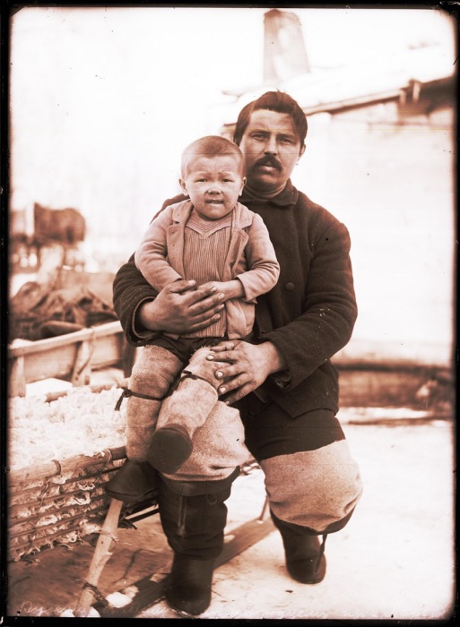 Русский с мальчиком инородцем. Ханты-Мансийский автономный округ, Нижневартовский район, село Ларьяк, 1912 год.