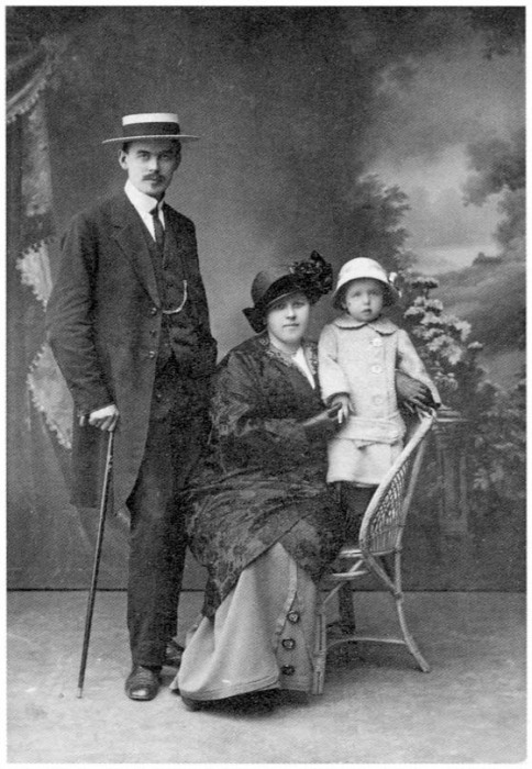  Супруги Соберг со старшей дочерью Галей. Россия, Архангельск, 1914 год. 