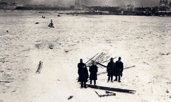  Кегостровская ледовая переправа. Русские ожидают на льду паром. 27 ноября 1917 год.