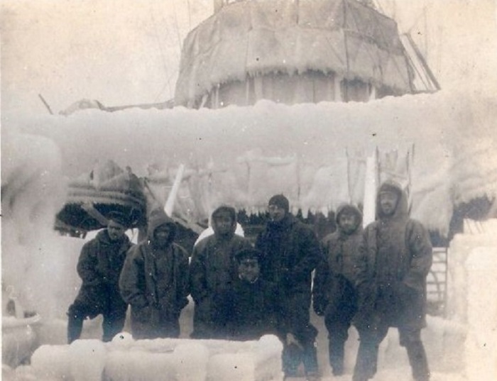 Групповой снимок экипажа на замерзшей полубаке. 29 марта 1917 года. 