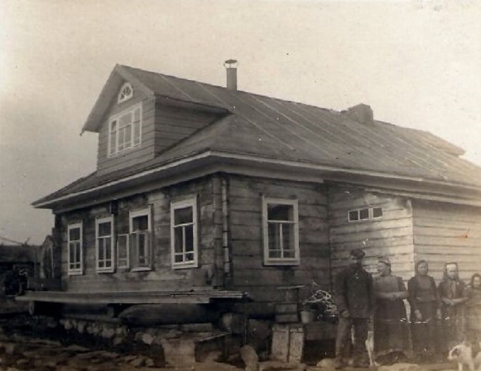 Семья возле своего дома в Йоканьгскийской деревне. 1917 год. 