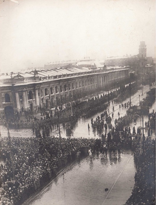 Похороны жертв революции на Невском проспекте. Петроград, 23 марта, 1917 года. 