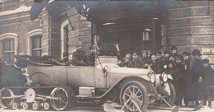 Два офицера в автомобиле-санях бывшего царя. Петроград, 1917 год. 