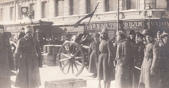 Солдаты и офицеры возле баррикад на Литейном проспекте. Петроград, 1917 год.