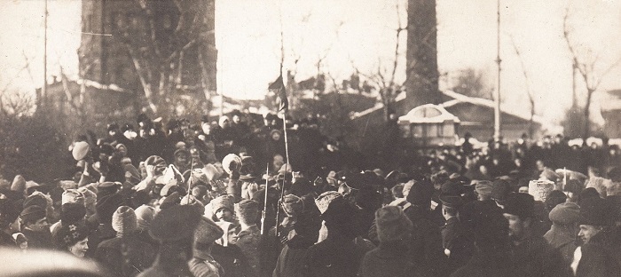 Большие толпы людей в центре Петрограда на Шпалерной улице. Петроград, 1917 год.