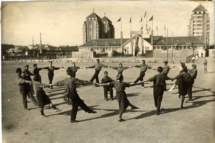 Народные танцы перед павильоном Центральное Управление Лесной Промышленности. Москва, 1920-е годы. 