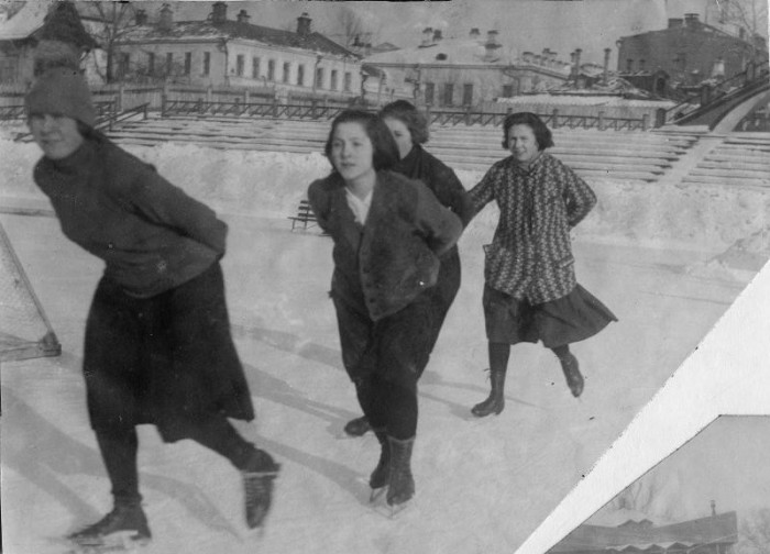 Работницы завода Каучук во время катания на коньках. Москва, Хамовники, 1925 год. 