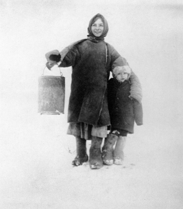 Женщина идущая за водой с ребенком. 1924 год. 