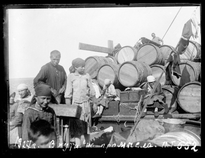 Перевоз продуктов через залив. Красноярский край, Таймырский залив, 1927 год.