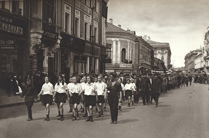 Майская демонстрация спортсменов 1928 года в Москве. 