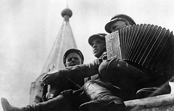 Красноармейцы играют на гармошке. 1928 год.