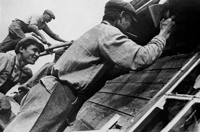 На стройке деревянного здания. 1929 год. 