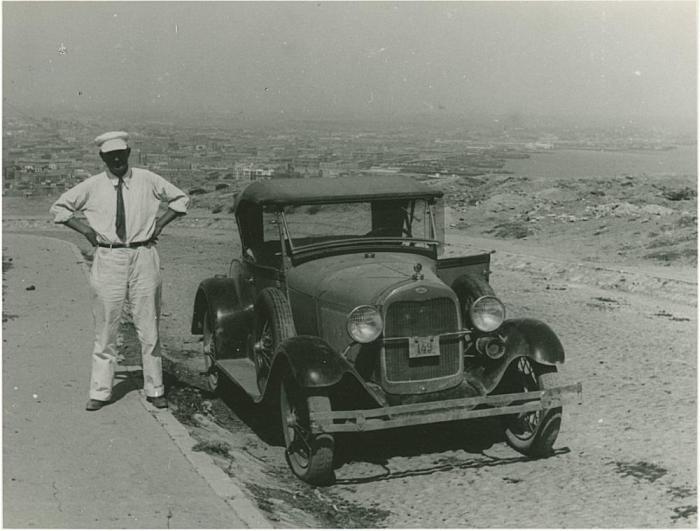 Мужчина возле автомобиля, неподалеку от города. Азербайджан, Баку, 1930 год.