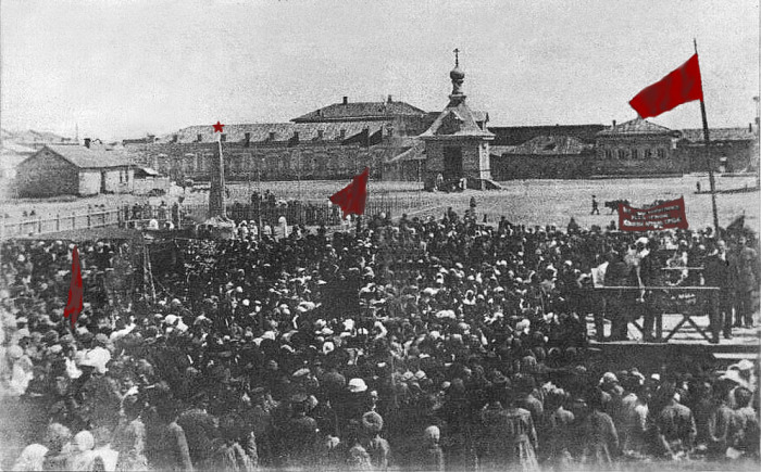 Митинг в честь Первомайского праздника. Казахстан, Гурьев, 1930 год. 