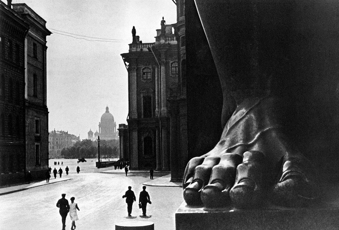 Статуя у Эрмитажа. Ленинград, 1930 год. 