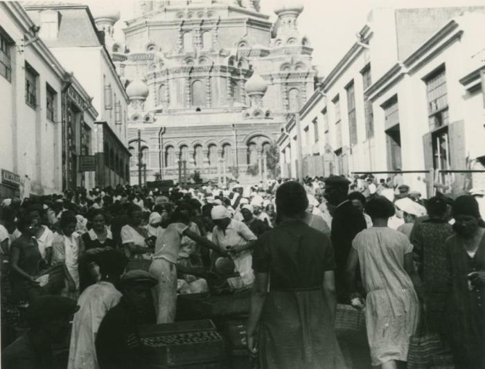Толпы людей на улице Челяевская. Азербайджан, Баку, 1930 год.