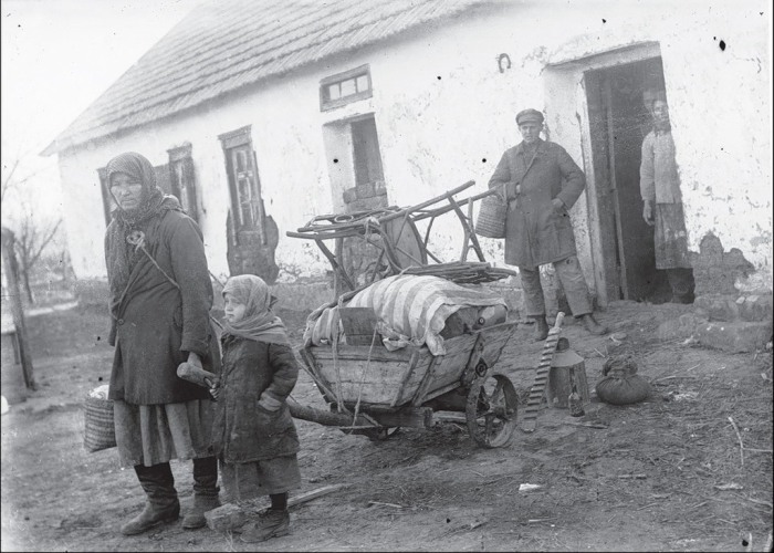 Пожилая женщина с ребенком. СССР, Украина, Донецкая область, 1930 год.