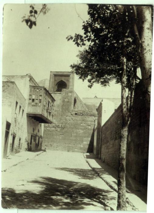Улица неподалеку от комплекса дворца ширваншахов. Азербайджан, Баку, 1930 год.