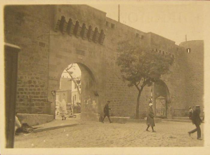 Шемахинские ворота в крепости Ичери-шехер. Азербайджан, Баку, 1932 год.