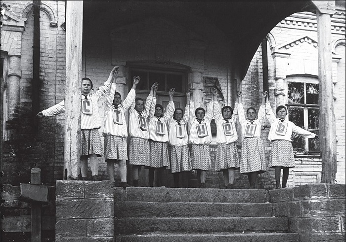 Дети в пионерском лагере. Днепропетровская обл, 1933 год. 