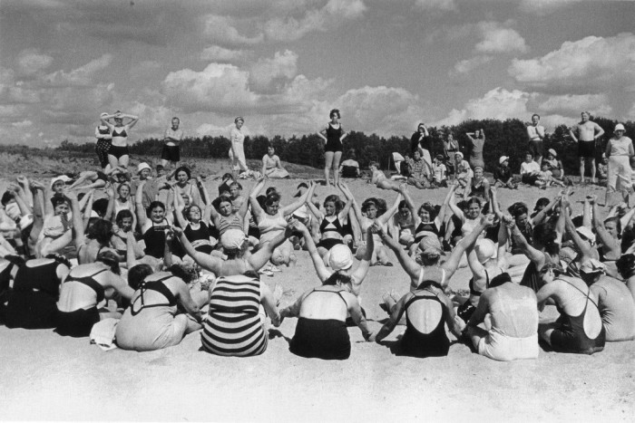 Физкультура на свежем воздухе на пляже. Москва, 1938 год. 