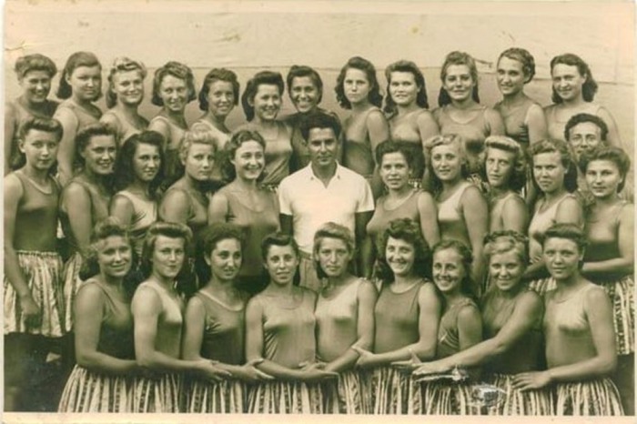  Тренер в окружении физкультурниц. 1940-е годы. 