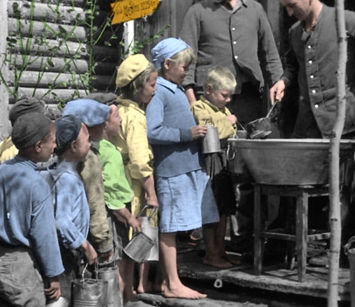 Немецкие солдаты кормят советских детей. СССР, Украина, 1941 год. 