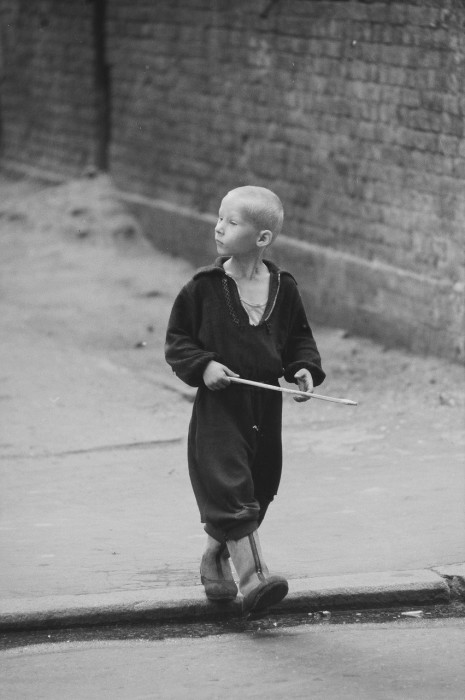 Мальчик на прогулке. Москва, 1960 год.