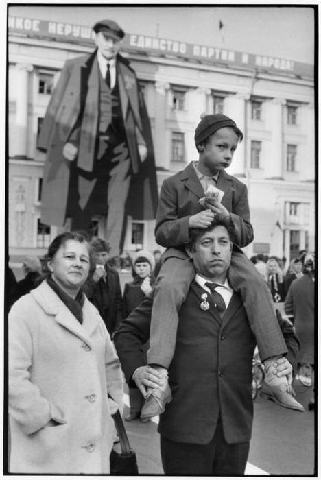 Семья 9 мая на параде. СССР, Ленинград, 1972 год.