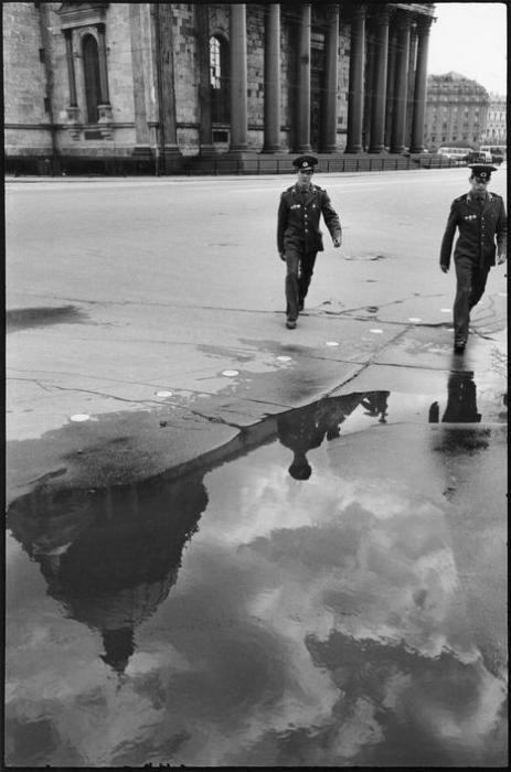 Офицеры возле Исаакиевского собора. СССР, Ленинград, 1972 год.