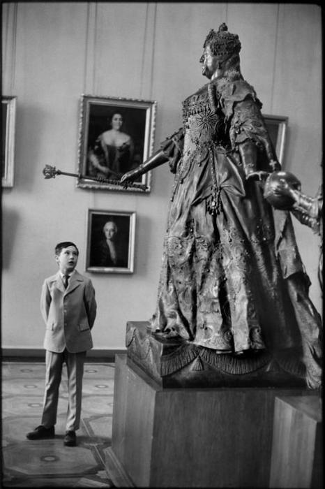 Бронзовая статуя в Ленинградском музее. СССР, Ленинград, 1972 год.