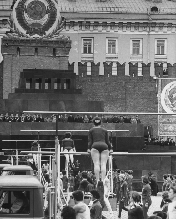 Выступление лучших советских гимнастов на первомайской демонстрации. СССР, Москва, 1961 год.