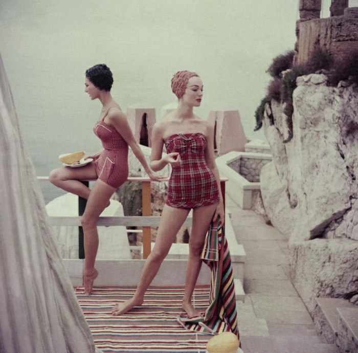 Модели в модных клетчатых купальниках кушающие дыню. 1960-е годы.
