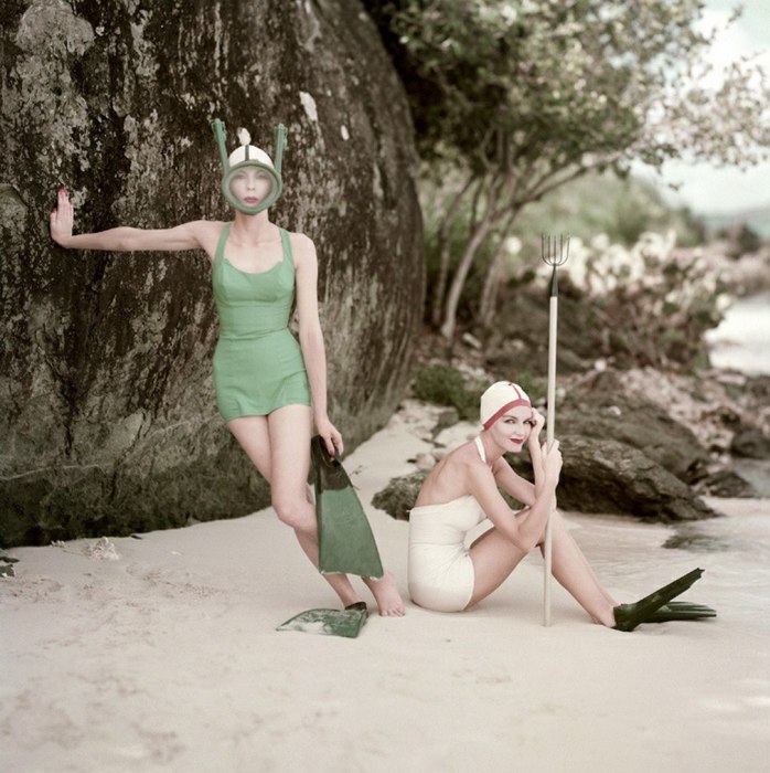Девушки перед занятием подводным ловом. 1960-е годы.