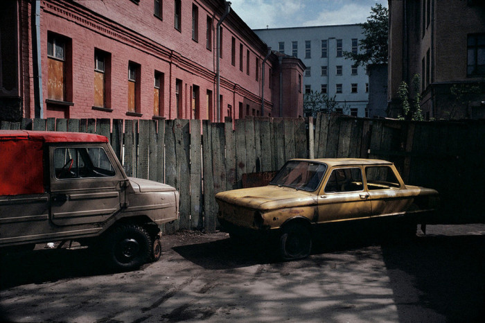 Заброшенные автомобили, собственники которых давно на них не ездят. СССР, Москва, 1989 год. Автор фотографии: Harry Gruyer.